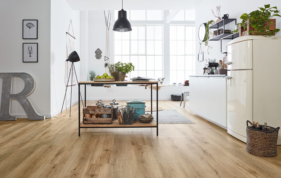 Offene Wohnsituation in der Küche mit einem werkhaus Bodenbelag in Holzdesign.