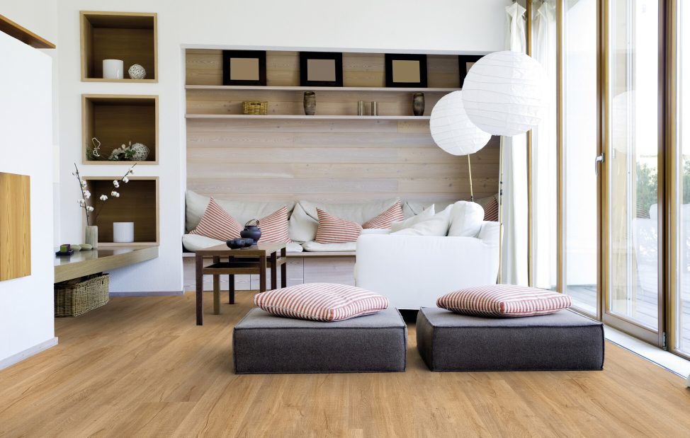 werkhaus Designbelag in Holzoptik in einer Wohnlandschaft.