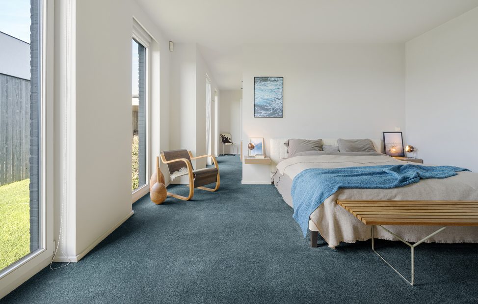 Schlafzimmer mit einem türkisfarbenen werkhaus Teppichboden.