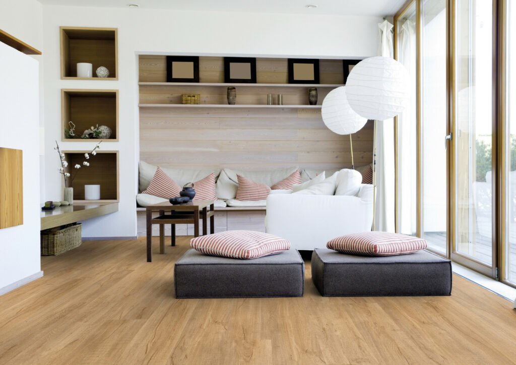 werkhaus Designbelag in Holzoptik in einer Wohnlandschaft.